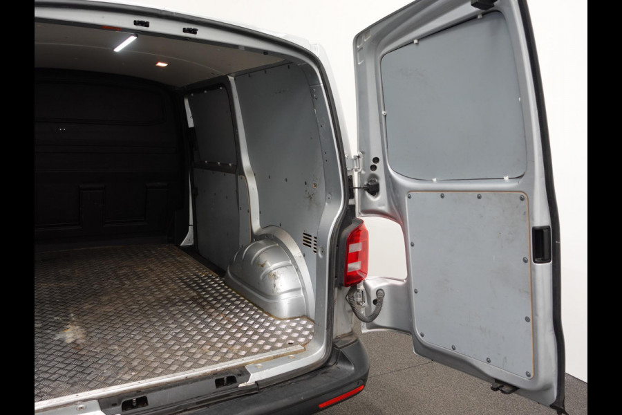 Volkswagen Transporter 102pk L1H1 Highline Navigatie 18" Velgen Airco Cruise control Euro6 Bluetooth