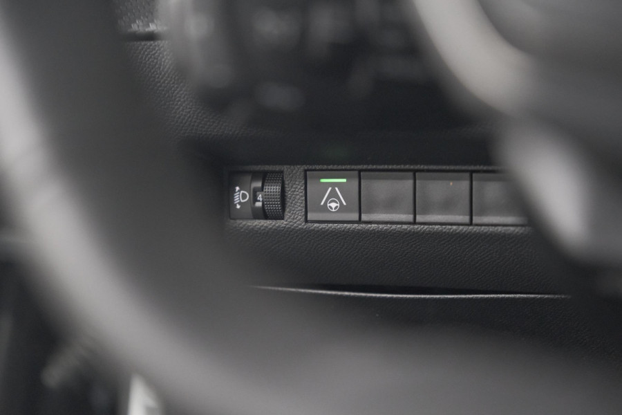 Peugeot 2008 Hybrid 136 e-DCS6 Allure | 360 Camera | Adaptieve Cruise Control | Dodehoekdetectie | Navigatie
