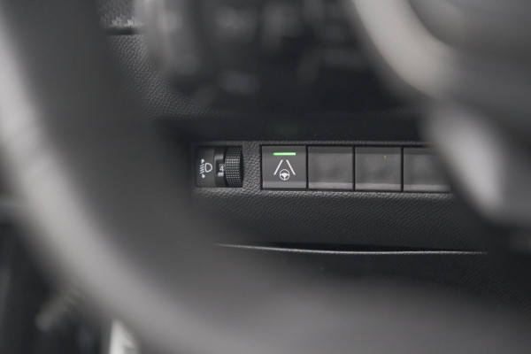 Peugeot 2008 Hybrid 136 e-DCS6 Allure | 360 Camera | Adaptieve Cruise Control | Dodehoekdetectie | Navigatie