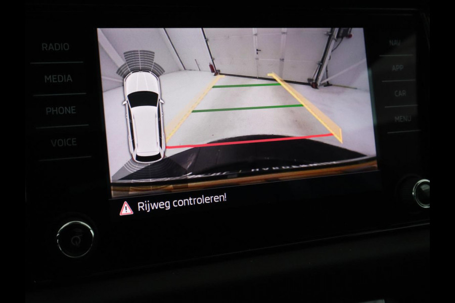 Škoda Kodiaq 1.5 TSI Business Edition | Panoramadak | Stoelverwarming | Adaptive cruise | Trekhaak | Virtual Cockpit | Canton Sound | Keyless | Camera | Navigatie | Carplay | 19'' lichtmetalen velgen