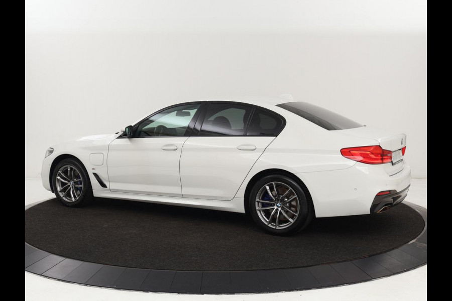 BMW 5 Serie 530e M Sport | Alcantara | Stoelverwarming | Trekhaak | Camera | Sfeerverlichting | Park Assist | Sportstoelen | Navigatie