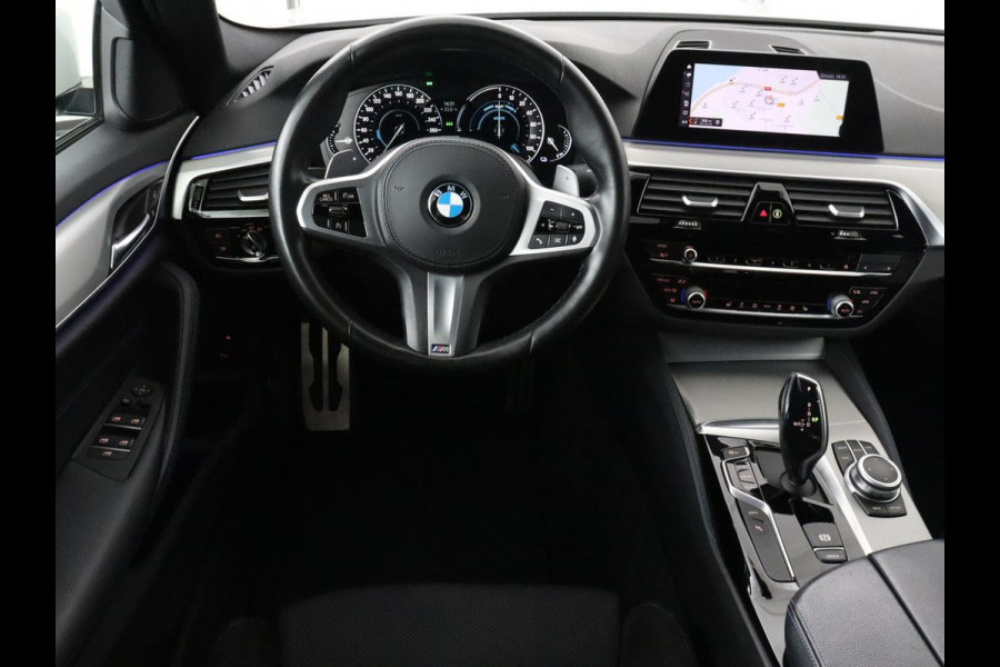 BMW 5 Serie 530e M Sport | Alcantara | Stoelverwarming | Trekhaak | Camera | Sfeerverlichting | Park Assist | Sportstoelen | Navigatie