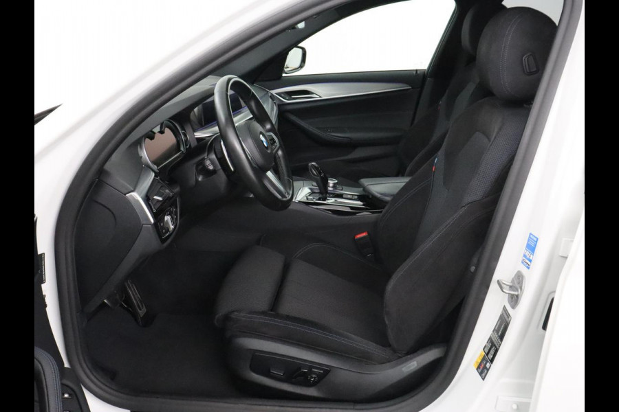 BMW 5 Serie 530e M Sport | Alcantara | Stoelverwarming | Trekhaak | Camera | Sfeerverlichting | Park Assist | Sportstoelen | Navigatie