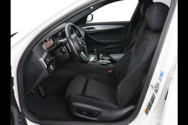 BMW 5 Serie 530e M Sport | Alcantara | Stoelverwarming | Trekhaak | Camera | Sfeerverlichting | Park Assist | Sportstoelen | Navigatie