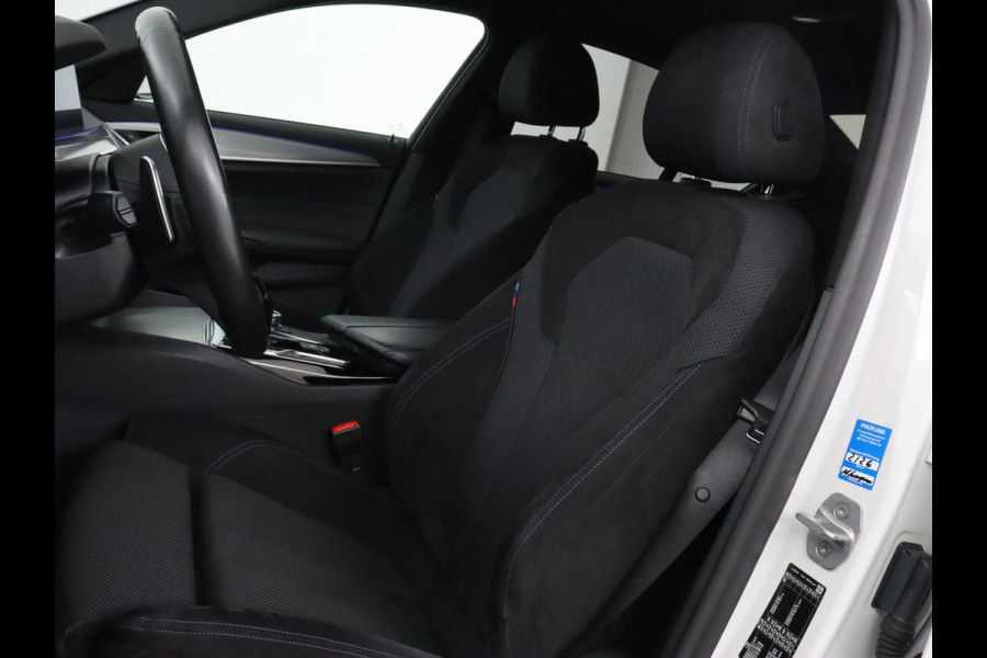 BMW 5 Serie 530e M Sport | Alcantara | Stoelverwarming | Trekhaak | Camera | Sfeerverlichting | Park Assist | Sportstoelen | Navigatie