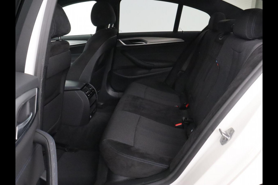 BMW 5 Serie 530e M Sport | Alcantara | Stoelverwarming | Trekhaak | Camera | Sfeerverlichting | Park Assist | Sportstoelen | Navigatie