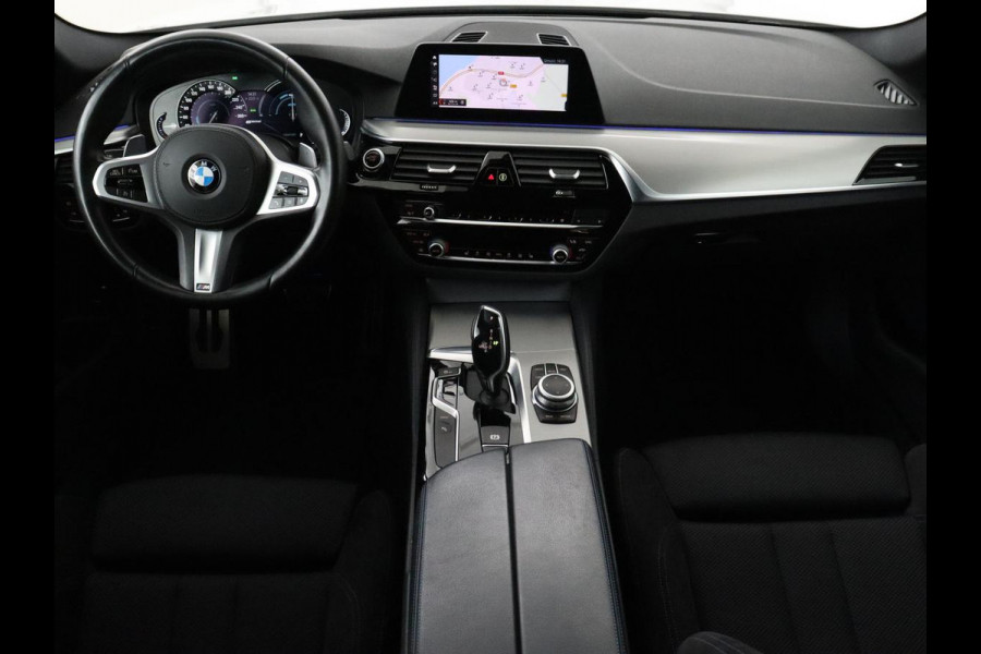 BMW 5 Serie 530e M Sport | Alcantara | Stoelverwarming | Trekhaak | Camera | Sfeerverlichting | Park Assist | Sportstoelen | Navigatie