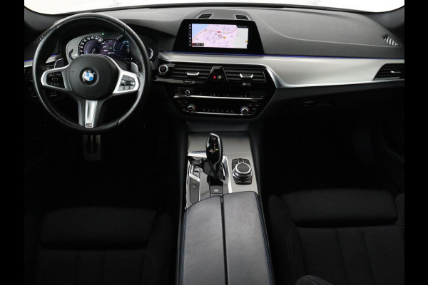 BMW 5 Serie 530e M Sport | Alcantara | Stoelverwarming | Trekhaak | Camera | Sfeerverlichting | Park Assist | Sportstoelen | Navigatie