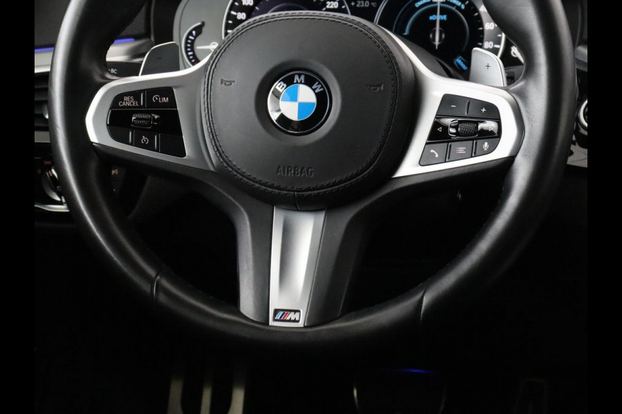 BMW 5 Serie 530e M Sport | Alcantara | Stoelverwarming | Trekhaak | Camera | Sfeerverlichting | Park Assist | Sportstoelen | Navigatie