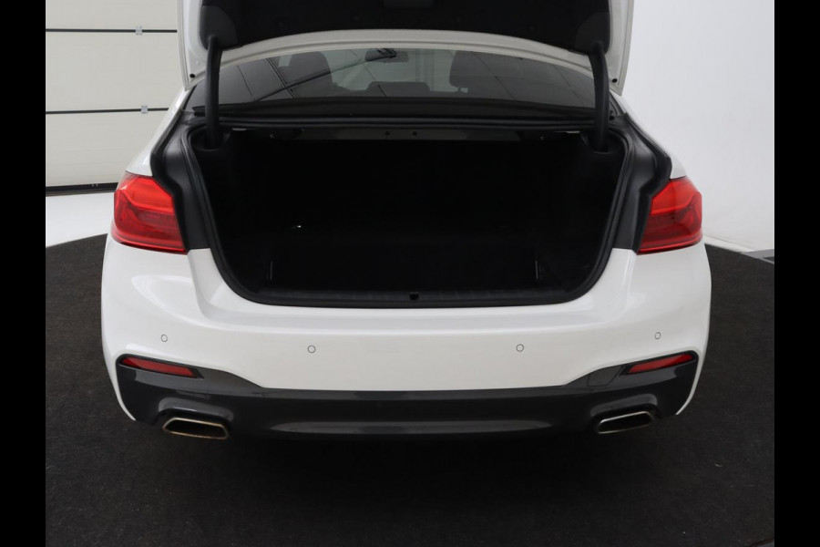 BMW 5 Serie 530e M Sport | Alcantara | Stoelverwarming | Trekhaak | Camera | Sfeerverlichting | Park Assist | Sportstoelen | Navigatie