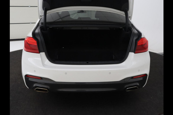 BMW 5 Serie 530e M Sport | Alcantara | Stoelverwarming | Trekhaak | Camera | Sfeerverlichting | Park Assist | Sportstoelen | Navigatie
