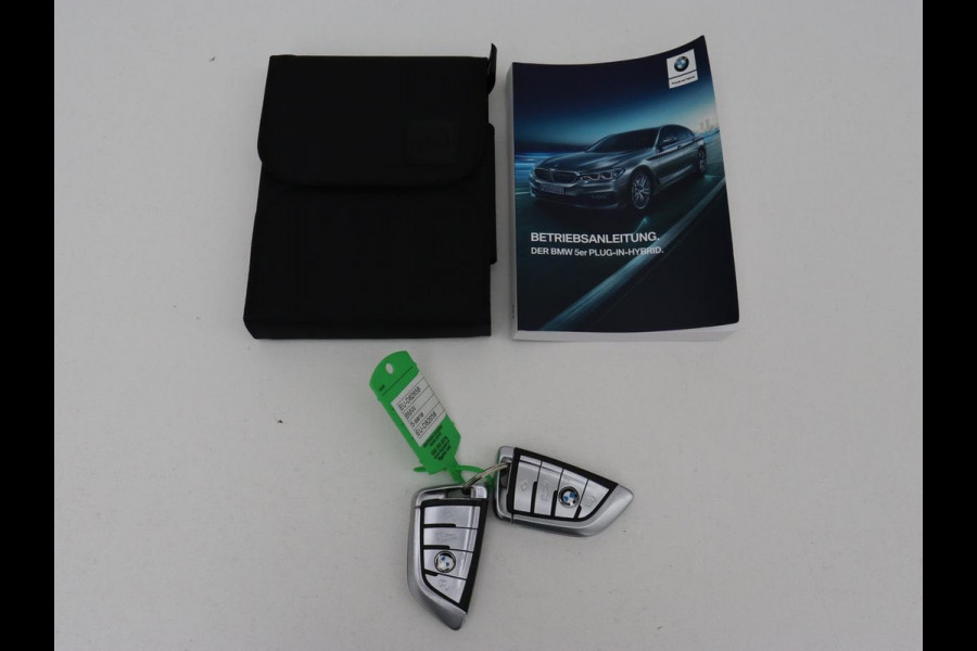BMW 5 Serie 530e M Sport | Alcantara | Stoelverwarming | Trekhaak | Camera | Sfeerverlichting | Park Assist | Sportstoelen | Navigatie