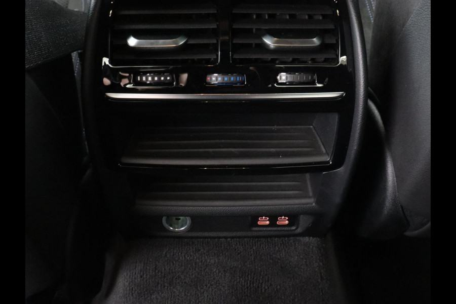 BMW 5 Serie 530e M Sport | Alcantara | Stoelverwarming | Trekhaak | Camera | Sfeerverlichting | Park Assist | Sportstoelen | Navigatie