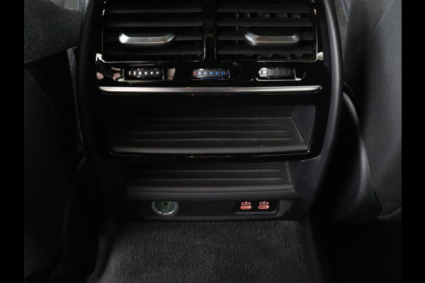 BMW 5 Serie 530e M Sport | Alcantara | Stoelverwarming | Trekhaak | Camera | Sfeerverlichting | Park Assist | Sportstoelen | Navigatie