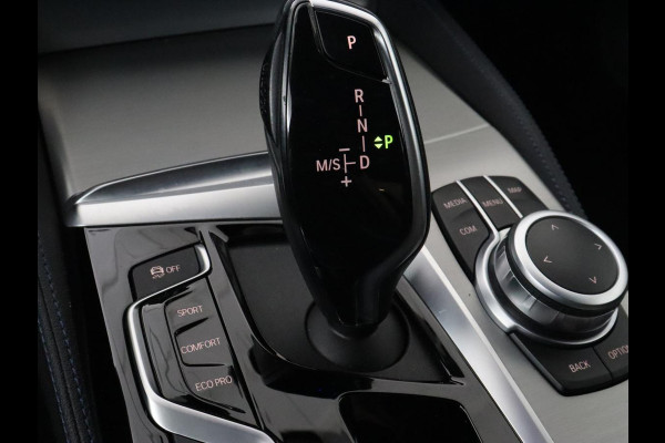 BMW 5 Serie 530e M Sport | Alcantara | Stoelverwarming | Trekhaak | Camera | Sfeerverlichting | Park Assist | Sportstoelen | Navigatie