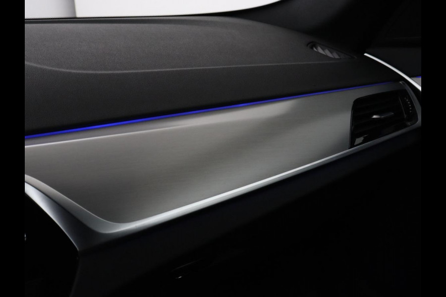 BMW 5 Serie 530e M Sport | Alcantara | Stoelverwarming | Trekhaak | Camera | Sfeerverlichting | Park Assist | Sportstoelen | Navigatie