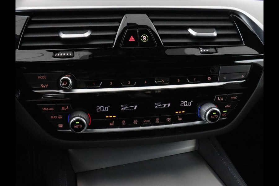 BMW 5 Serie 530e M Sport | Alcantara | Stoelverwarming | Trekhaak | Camera | Sfeerverlichting | Park Assist | Sportstoelen | Navigatie