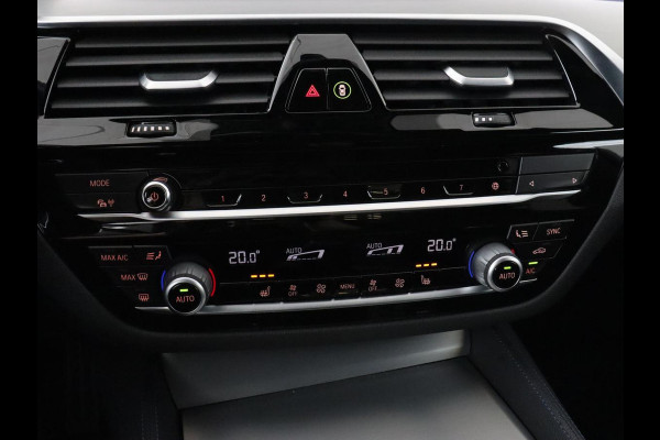 BMW 5 Serie 530e M Sport | Alcantara | Stoelverwarming | Trekhaak | Camera | Sfeerverlichting | Park Assist | Sportstoelen | Navigatie