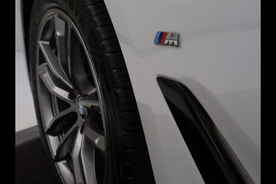 BMW 5 Serie 530e M Sport | Alcantara | Stoelverwarming | Trekhaak | Camera | Sfeerverlichting | Park Assist | Sportstoelen | Navigatie