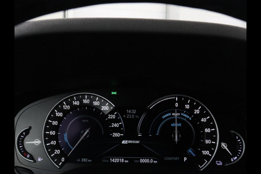 BMW 5 Serie 530e M Sport | Alcantara | Stoelverwarming | Trekhaak | Camera | Sfeerverlichting | Park Assist | Sportstoelen | Navigatie