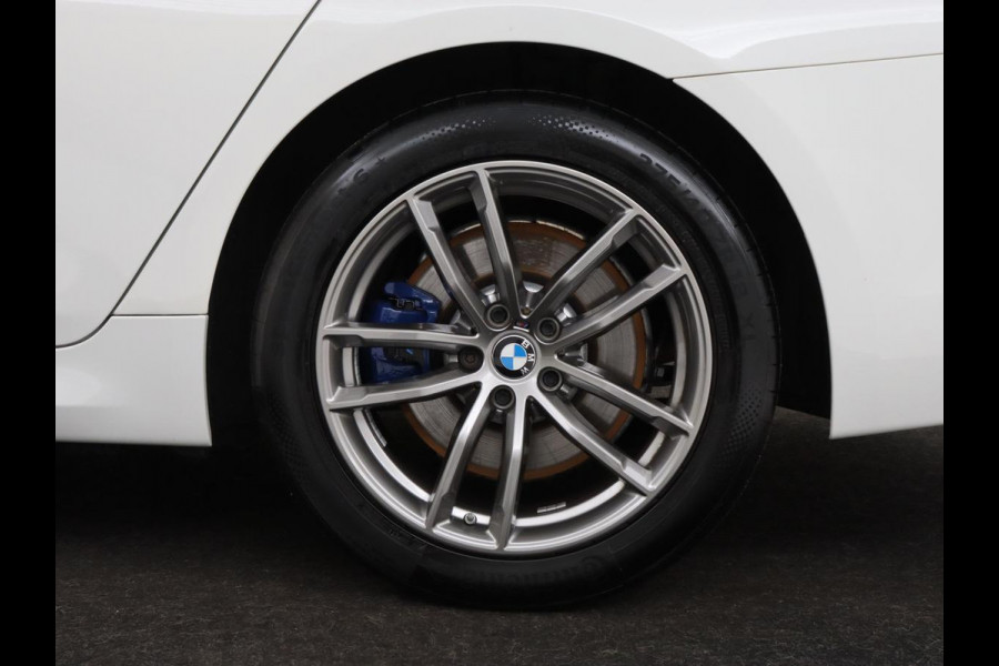 BMW 5 Serie 530e M Sport | Alcantara | Stoelverwarming | Trekhaak | Camera | Sfeerverlichting | Park Assist | Sportstoelen | Navigatie