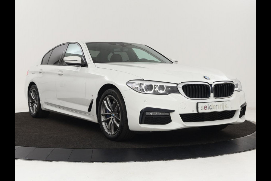 BMW 5 Serie 530e M Sport | Alcantara | Stoelverwarming | Trekhaak | Camera | Sfeerverlichting | Park Assist | Sportstoelen | Navigatie