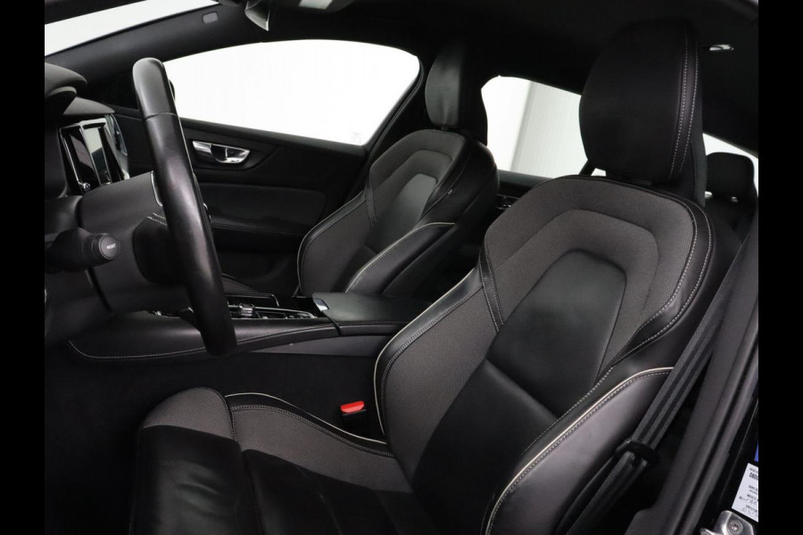 Volvo V60 2.0 T6 Recharge AWD R Design | Trekhaak | Stoelverwarming | Camera | Carplay | Half leder | Full LED | Navigatie | Parkeerhulp