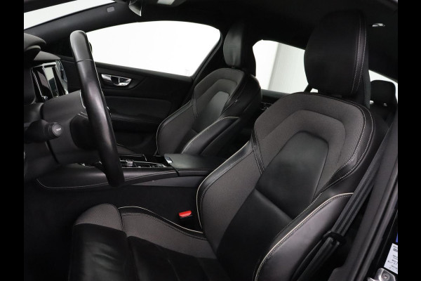 Volvo V60 2.0 T6 Recharge AWD R Design | Trekhaak | Stoelverwarming | Camera | Carplay | Half leder | Full LED | Navigatie | Parkeerhulp
