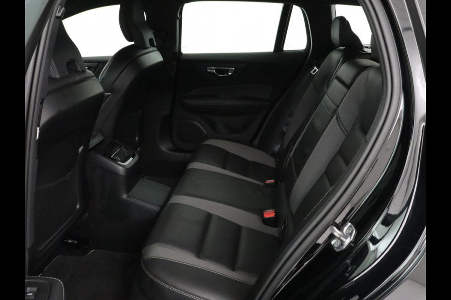Volvo V60 2.0 T6 Recharge AWD R Design | Trekhaak | Stoelverwarming | Camera | Carplay | Half leder | Full LED | Navigatie | Parkeerhulp