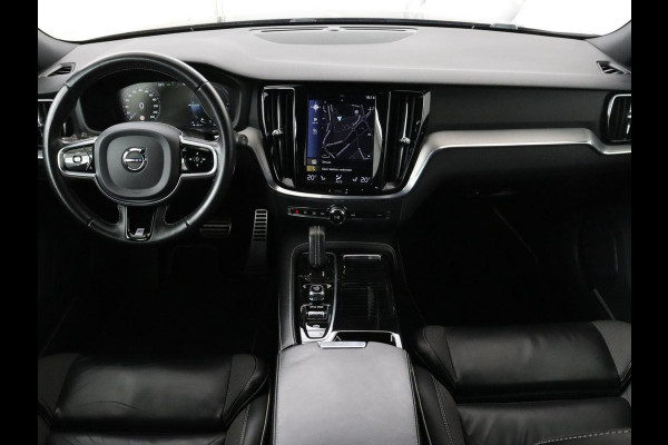Volvo V60 2.0 T6 Recharge AWD R Design | Trekhaak | Stoelverwarming | Camera | Carplay | Half leder | Full LED | Navigatie | Parkeerhulp
