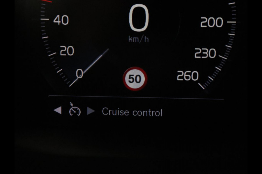 Volvo V60 2.0 T6 Recharge AWD R Design | Trekhaak | Stoelverwarming | Camera | Carplay | Half leder | Full LED | Navigatie | Parkeerhulp
