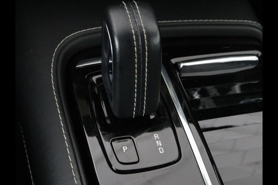 Volvo V60 2.0 T6 Recharge AWD R Design | Trekhaak | Stoelverwarming | Camera | Carplay | Half leder | Full LED | Navigatie | Parkeerhulp