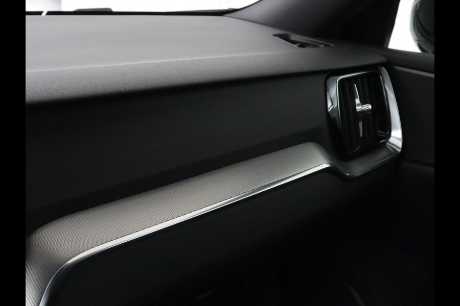 Volvo V60 2.0 T6 Recharge AWD R Design | Trekhaak | Stoelverwarming | Camera | Carplay | Half leder | Full LED | Navigatie | Parkeerhulp