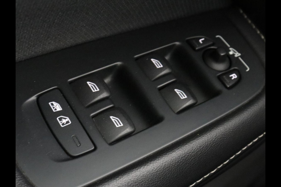 Volvo V60 2.0 T6 Recharge AWD R Design | Trekhaak | Stoelverwarming | Camera | Carplay | Half leder | Full LED | Navigatie | Parkeerhulp