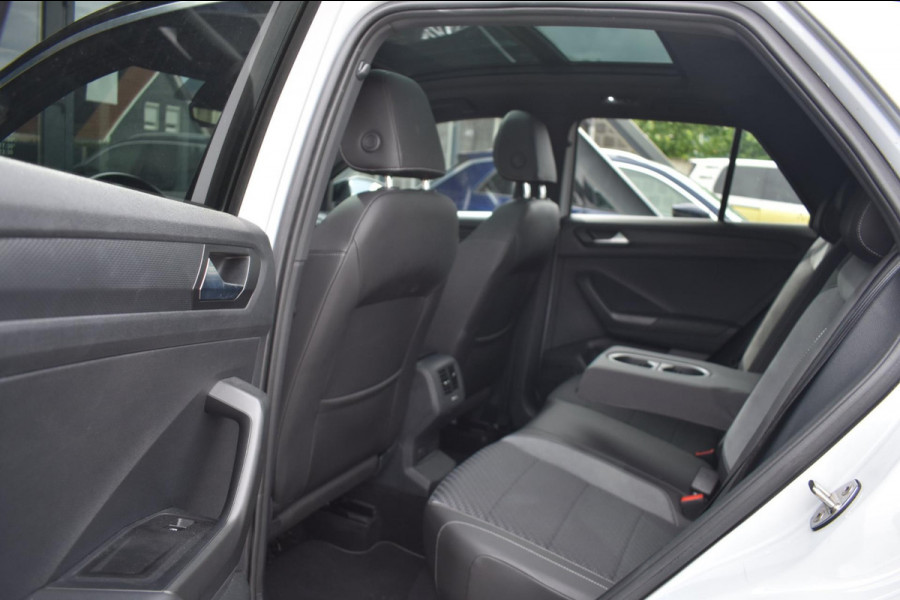 Volkswagen T-Roc 1.5 TSI Sport R-Line | PANORAMADAK | VIRTUAL COCKPIT | NAP | APPLE CARPLAY | ANDROID AUTO