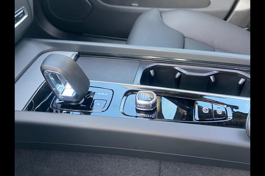 Volvo XC60 2.0 T6 Plug-in hybrid AWD Ultra Dark Pano 1650KM M2025