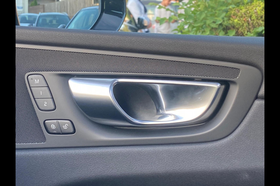 Volvo XC60 2.0 T6 Plug-in hybrid AWD Ultra Dark Pano 1650KM M2025