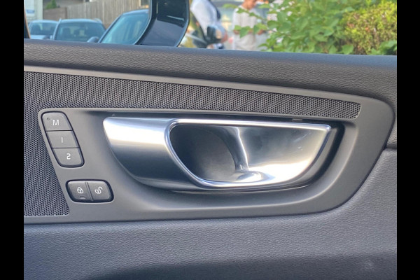 Volvo XC60 2.0 T6 Plug-in hybrid AWD Ultra Dark Pano 1650KM M2025