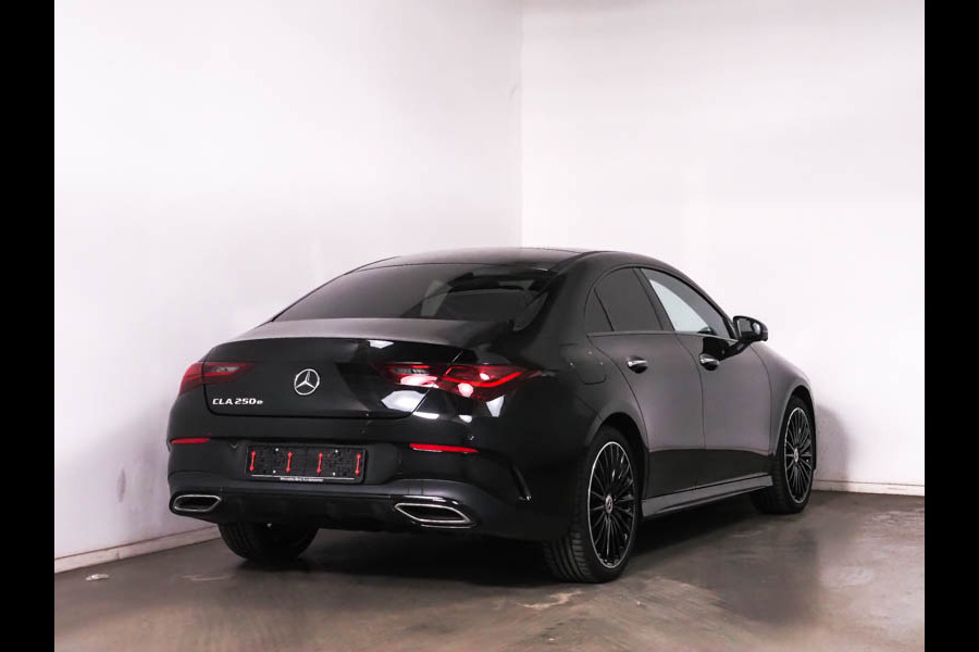 Mercedes-Benz CLA-Klasse 250 e AMG Plug-In Hybride | AMG Line | Night Pakket | Panorama Schuif-Kanteldak | Burmester® Surround-Soundsystem | AC / DC Laden | Inclusief 24 maanden MB Certified garantie voor Europa.