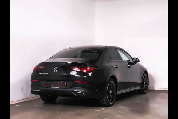 Mercedes-Benz CLA-Klasse 250 e AMG Plug-In Hybride | AMG Line | Night Pakket | Panorama Schuif-Kanteldak | Burmester® Surround-Soundsystem | AC / DC Laden | Inclusief 24 maanden MB Certified garantie voor Europa.