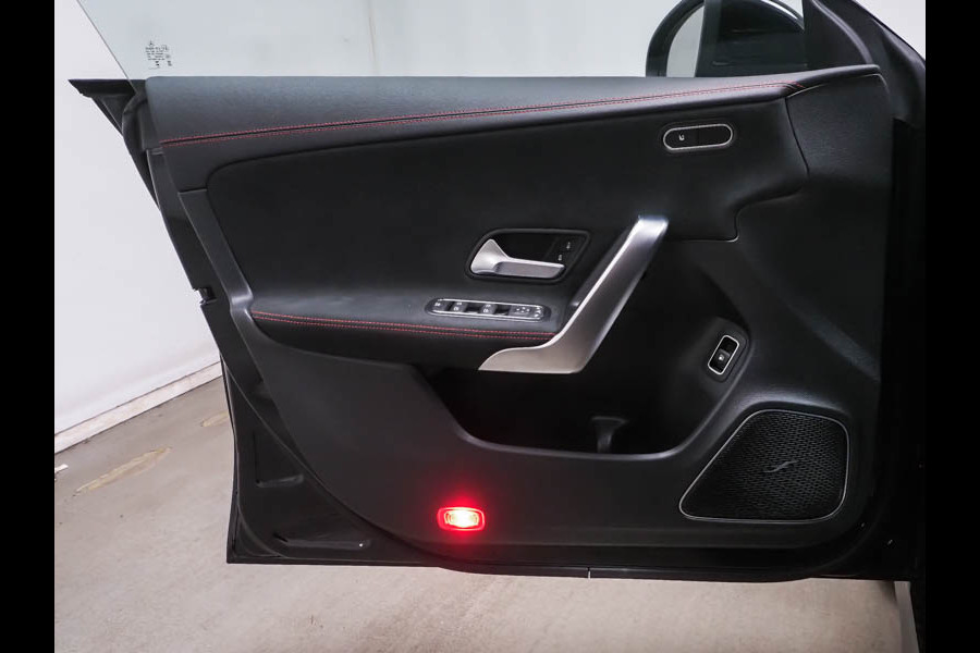 Mercedes-Benz CLA-Klasse 250 e AMG Plug-In Hybride | AMG Line | Night Pakket | Panorama Schuif-Kanteldak | Burmester® Surround-Soundsystem | AC / DC Laden | Inclusief 24 maanden MB Certified garantie voor Europa.