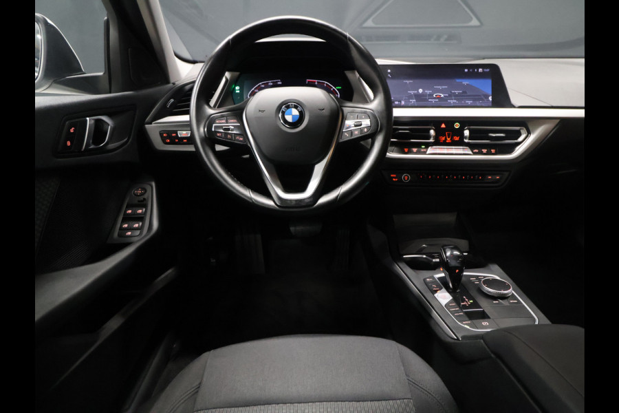 BMW 1-serie 118i Sport [CAMERA, APPLE CARPLAY, VIRTUAL COCKPIT, DAB, LED DIMLICHT, CRUISE CONTROL, NIEUWSTAAT]