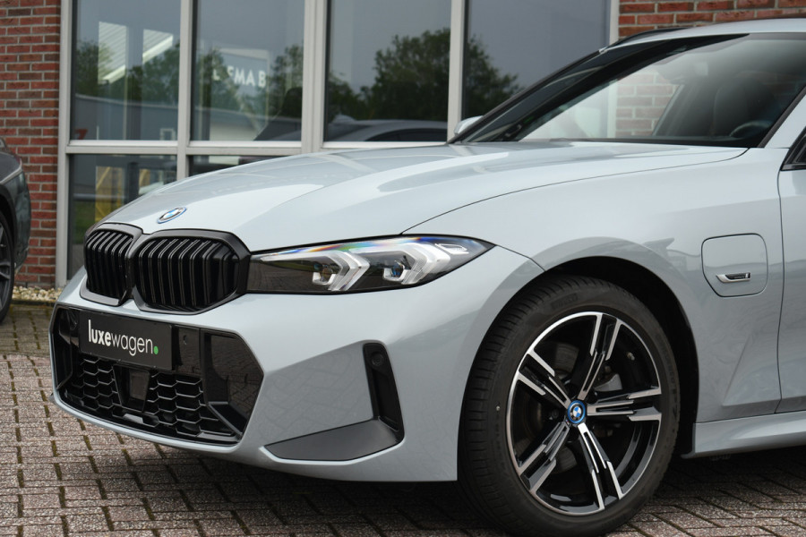 BMW 3 Serie Touring 330e xDrive M-Sport Pano ACC Trekh HUD HiFi Leder Brooklyngrau!