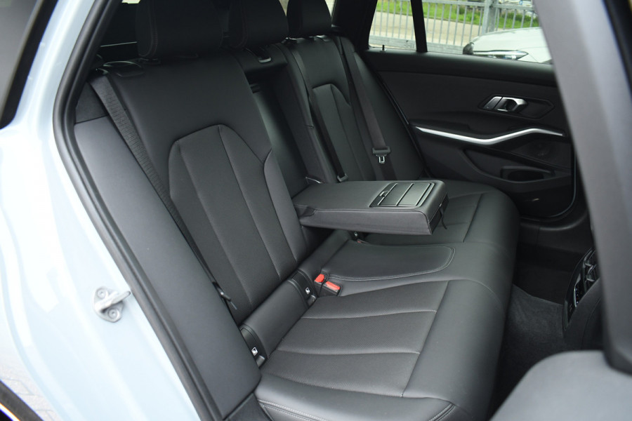 BMW 3 Serie Touring 330e xDrive M-Sport Pano ACC Trekh HUD HiFi Leder Brooklyngrau!