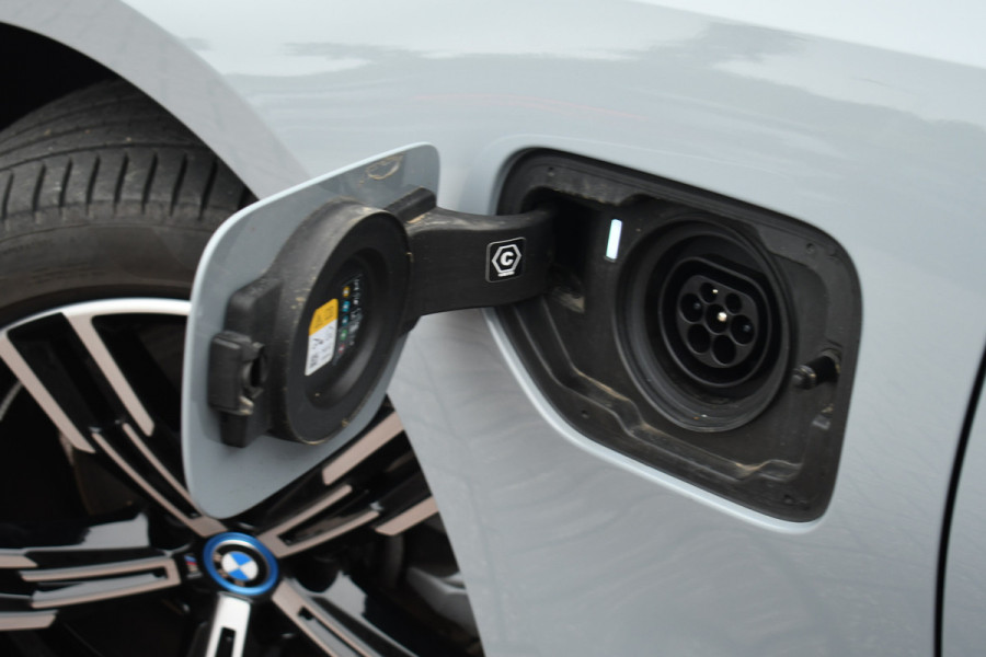 BMW 3 Serie Touring 330e xDrive M-Sport Pano ACC Trekh HUD HiFi Leder Brooklyngrau!