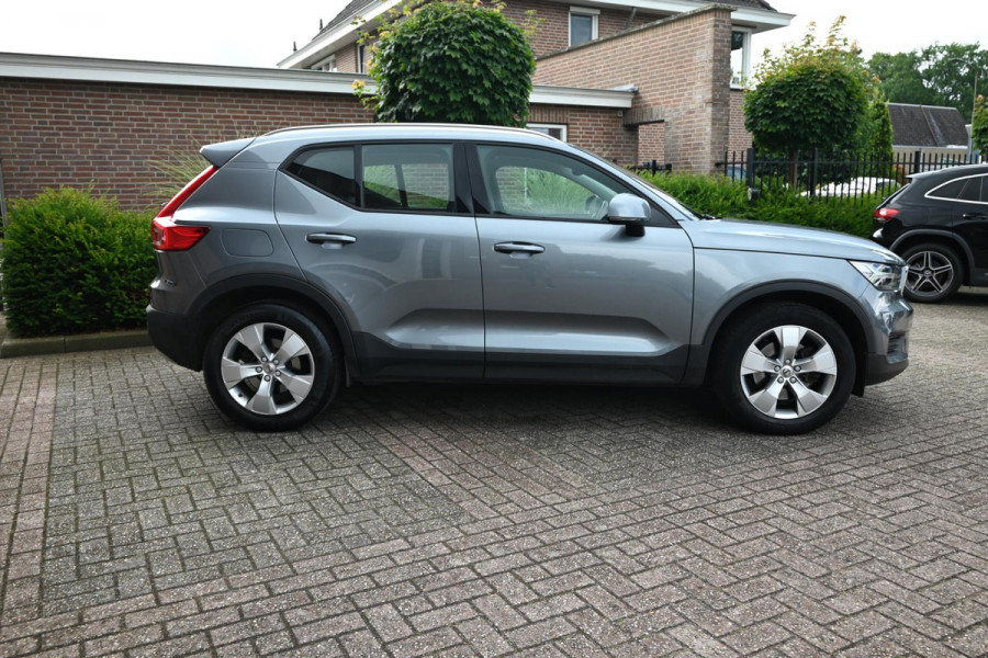 Volvo XC40 2.0 T4 Momentum 190 PK Trekhaak Leder Camera Harman Kardon LED 18''