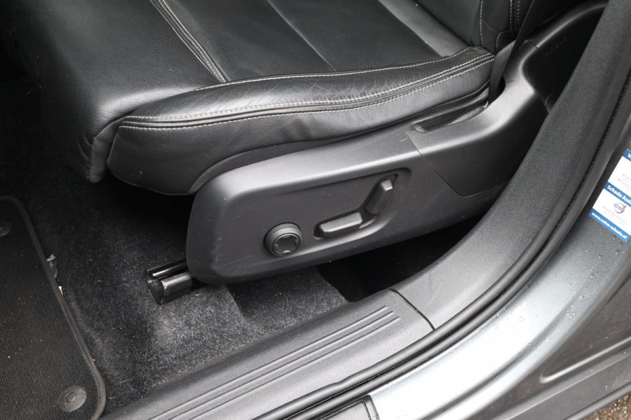 Volvo XC40 2.0 T4 Momentum 190 PK Trekhaak Leder Camera Harman Kardon LED 18''