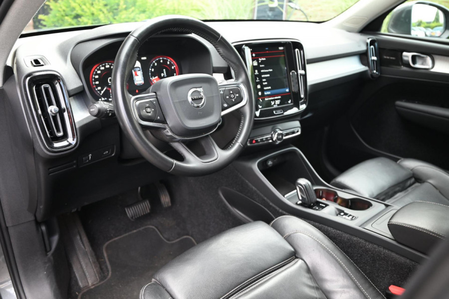 Volvo XC40 2.0 T4 Momentum 190 PK Trekhaak Leder Camera Harman Kardon LED 18''