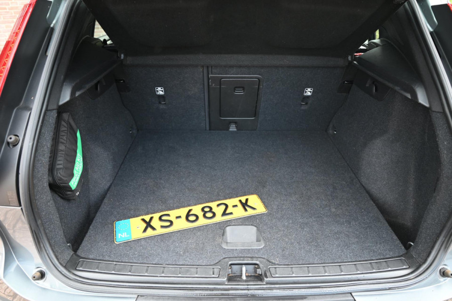 Volvo XC40 2.0 T4 Momentum 190 PK Trekhaak Leder Camera Harman Kardon LED 18''