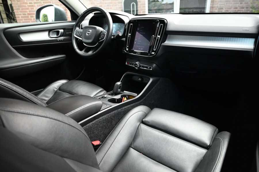 Volvo XC40 2.0 T4 Momentum 190 PK Trekhaak Leder Camera Harman Kardon LED 18''